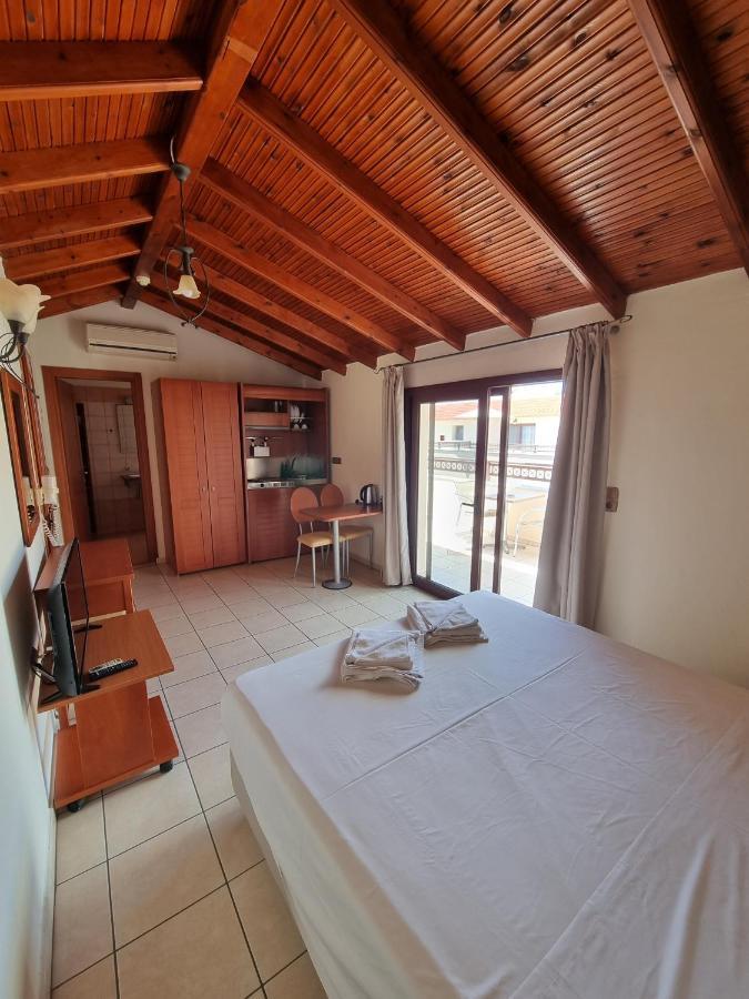 Mediterranean Beach Hotel Скала-Рахониу Экстерьер фото